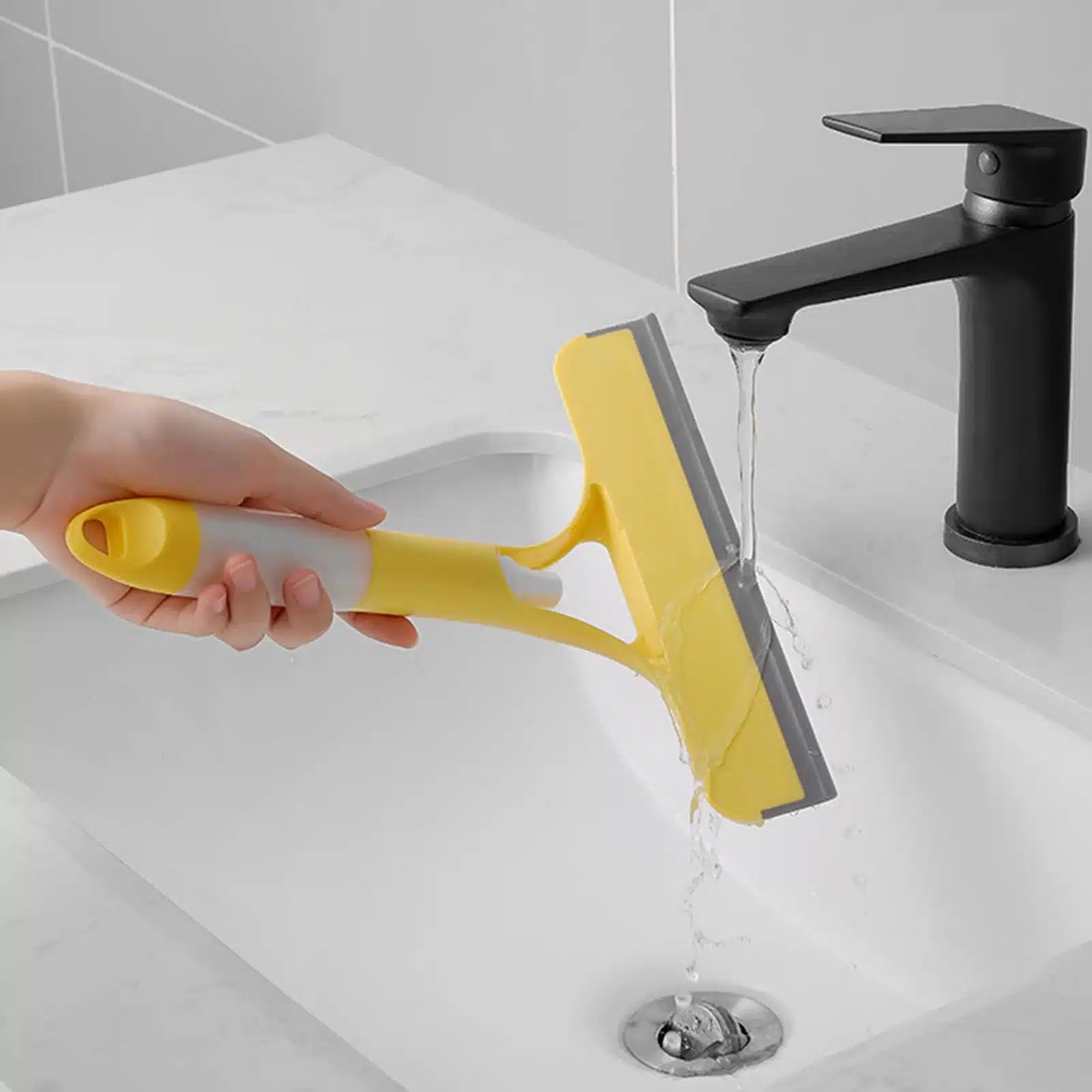 SPRAY GLASS CLEANING BRUSH 21.5 X 25.7CM - Image 3